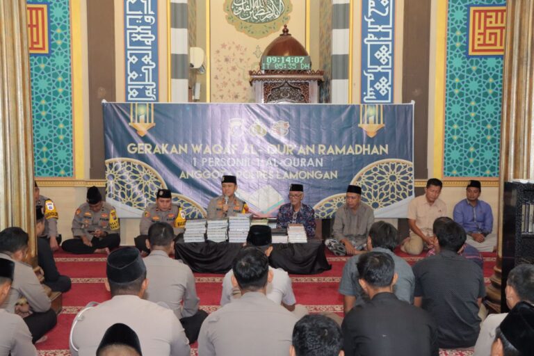 Sambut Ramadhan Polres Lamongan Waqaf 973 Al-Qur’an ke Masjid dan Mushola