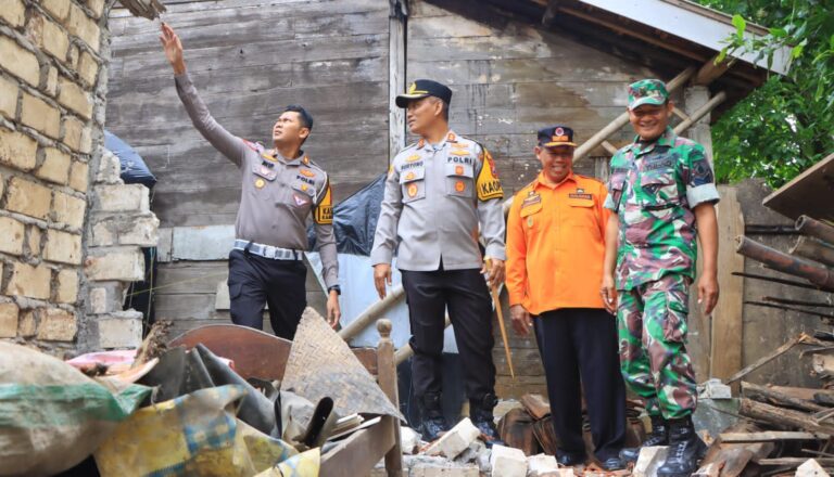 Pasca Gempa Polres Tuban bersama BPBD Beri Bantuan Warga Terdampak
