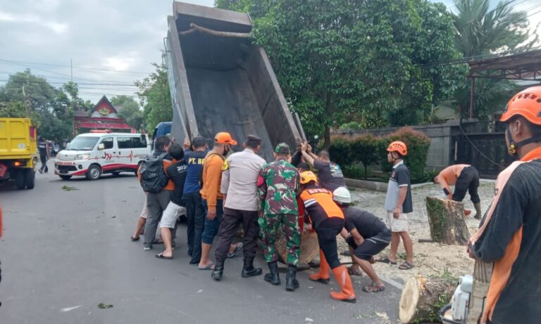 Bhabinkamtibmas Polsek Sukun Sinergi Evakuasi Pohon Tumbang dan Neon Box Roboh Akibat Angin Kencang