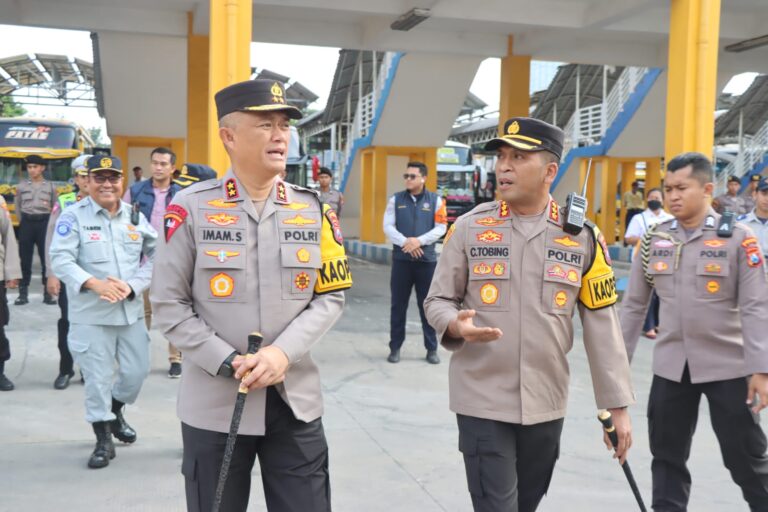 Kapolda Jatim Cek Kesiapan Pelayanan Mudik di Terminal Purabaya