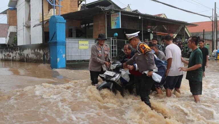 Sigap Tanggap, Polres Pasuruan Kota bersama TNI dan Warga Tangani Banjir
