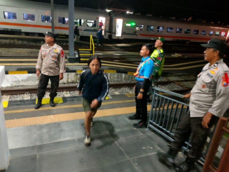 Sinergitas TNI Polri, Patroli di Stasiun Ngawi Antisipasi Arus Balik Mudik Tahap Dua