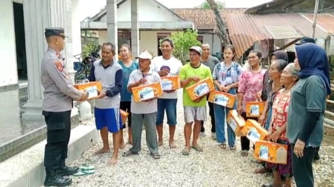 Polres Tulungagung Salurkan Bantuan Sembako Untuk Warga Terdampak Bencana di 3 Desa