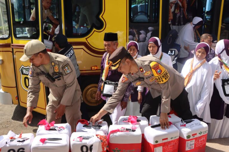 Layani Sepenuh Hati, Polisi Bantu Pemberangkatan Calon Jamaah Haji di Tuban