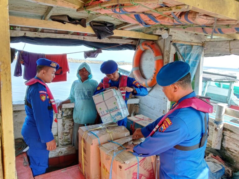 Imbangi Pengamanan WWF di Bali, Polisi Periksa Kapal dan Penumpang di Pelabuhan Jangkar Situbondo
