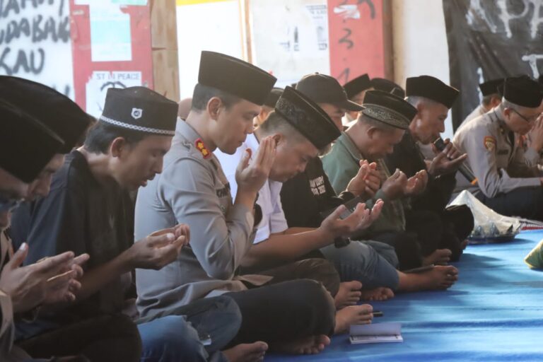 Polres Malang Bareng JSKK dan PK3 Gelar Doa Bersama di Pintu 13 Stadion Kanjuruhan