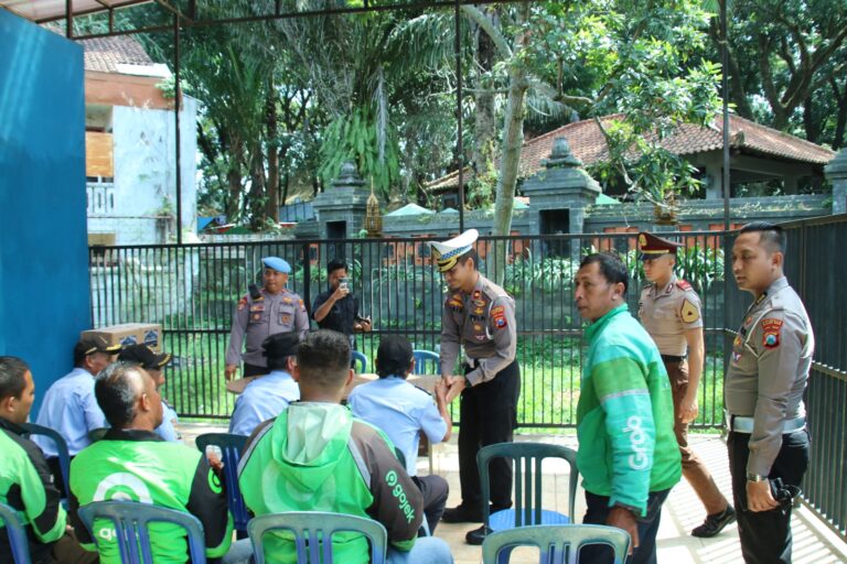 Tebar Kepedulian, Polresta Malang Kota Ajak Taruna Akpol Gelar Bansos untuk Driver Ojol dan Kamling Udara