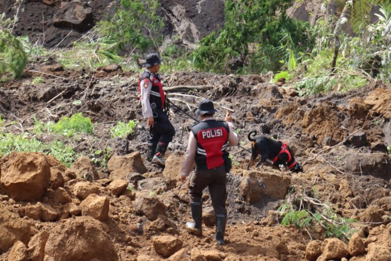 Polres Lumajang Kerahkan Unit K9 Cari Korban Tertimbun Longsor di Lumajang