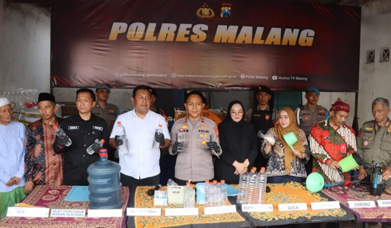 Polisi Bongkar Pabrik Miras Rumahan di Malang, Sekali Produksi Bisa Capai 250 liter Arak