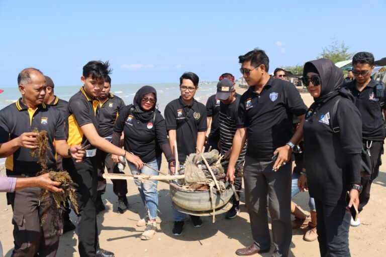 Gerakan Peduli Lingkungan Polres Pamekasan Bersama Media dan Komunitas Vespa Bersihkan Pantai