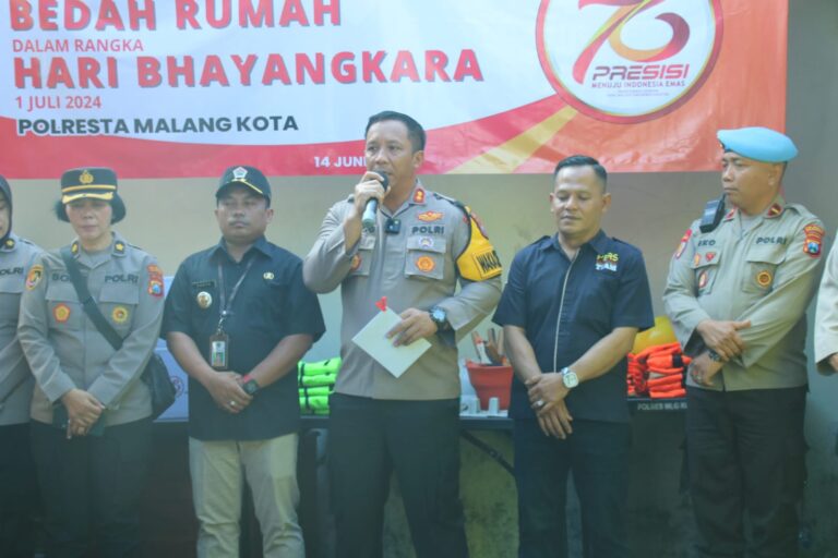 Kado Hari Bhayangkara ke-78, Polresta Malang Kota Bersama Taruna Akpol Bedah Dua Rumah Warga