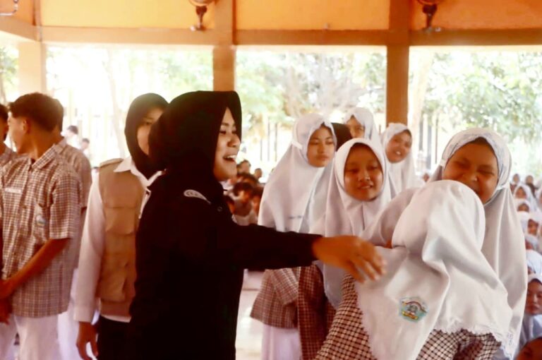 Polwan Polres Probolinggo Beri Edukasi Pelajar Stop Bullying dan Bijak Bermedsos