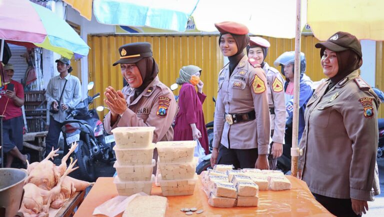 Polwan Polres Mojokerto Kota Blusukan ke Pasar Beri Himbauan Kamtibmas