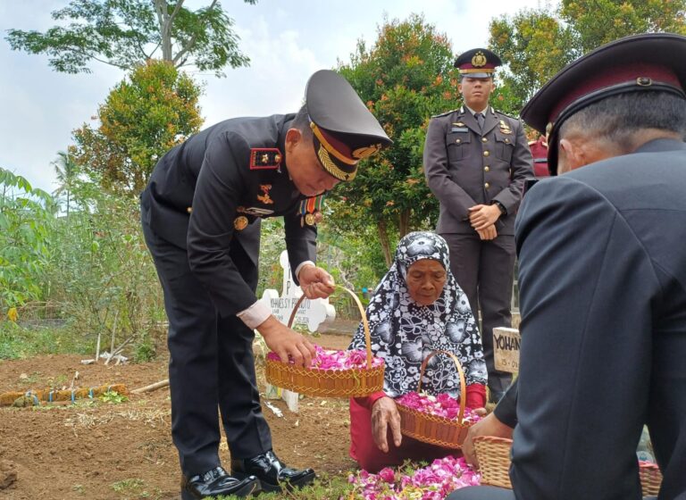 Polres Malang Ziarah ke Makam Korban Peristiwa Kanjuruhan di Hari Bhayangkara ke-78
