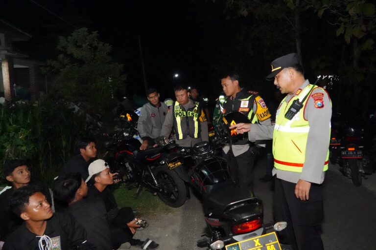 Polres Ponorogo Bersama TNI Gelar Patroli Skala Besar Pengesahan Warga PSHT Ranting Jetis Berjalan Kondusif