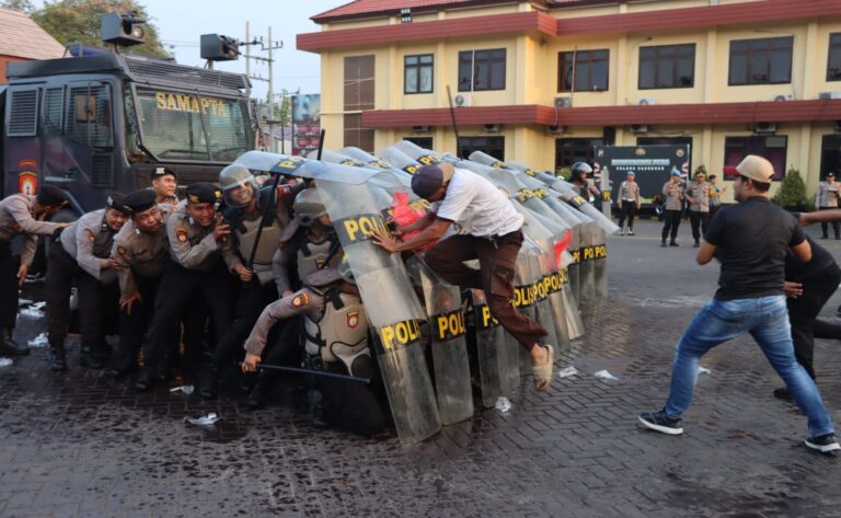 Personel Gabungan Polres Pasuruan Gelar Simulasi Sispamkota Siap Amankan Pilkada Serentak 2024