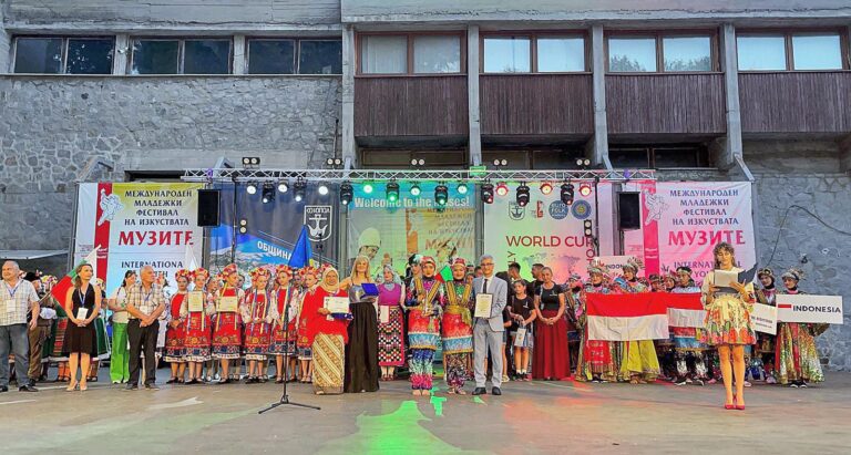 Bawakan Cerita Tsunami Aceh, SMA Labschool Kebayoran Juara Umum International Youth Festival of Music and Arts – The Muses 2024 Bulgaria
