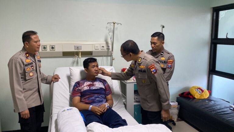 Karumkit Bhayangkara Lumajang Lakukan Hospital Visite Anggota Polisi Korban Pengeroyokan di Jember