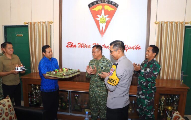 Sinergitas TNI-Polri, Polres Ngawi Beri Tumpeng dan Kue Ulang Tahun ke Yon Armed 12 Kostrad