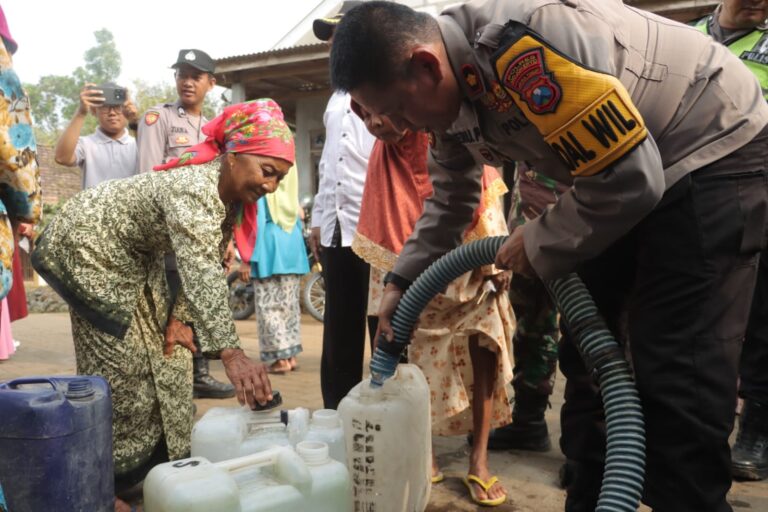 Polres Mojokerto Salurkan 32 Ribu Liter Air Bersih Untuk Warga di Kaki Gunung Penanggungan