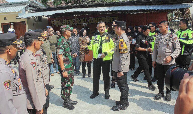 Patroli Bermotor ke Tulungagung, Kapolda Jatim Serahkan Bantuan Peralatan Kantor Untuk Polsek dan Koramil