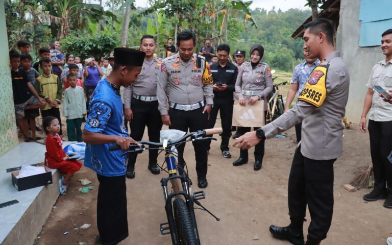 Kapolres Jember Beri Sepeda kepada Pelajar Yatim Piatu yang Jalan Kaki 5 Km Tiap Pergi dan Pulang Sekolah