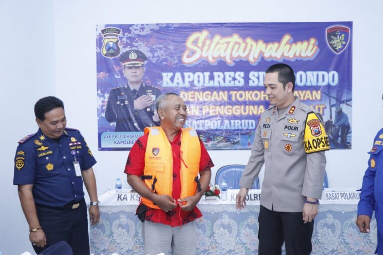 Tatap Muka dengan Tokoh Nelayan, Kapolres Situbondo Beri Bantuan Life Jacket untuk Keselamatan di Laut