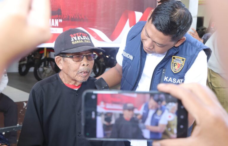 Wujud Empati, Polisi Beri Santunan dan Bantuan Kakek Korban Curas di Trenggalek