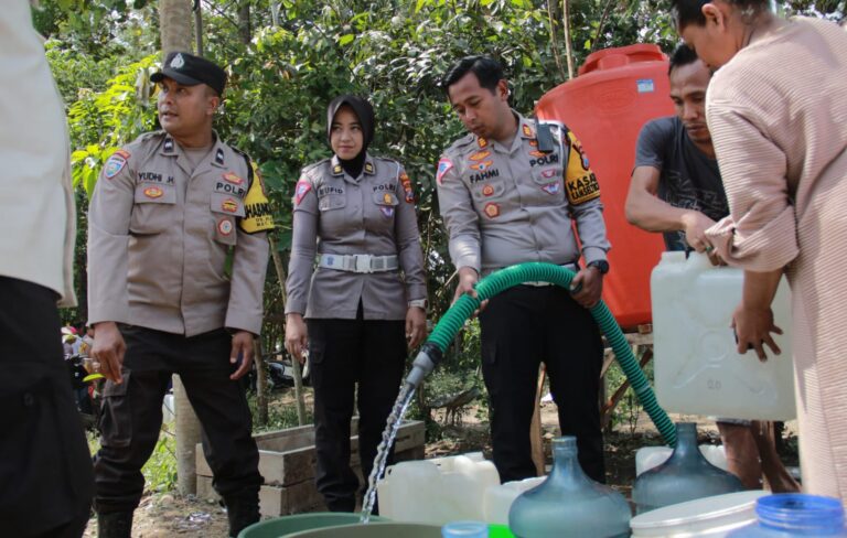 Musim Kemarau Polres Jember Distribusikan Bantuan Air Bersih Untuk Warga Desa Plalangan