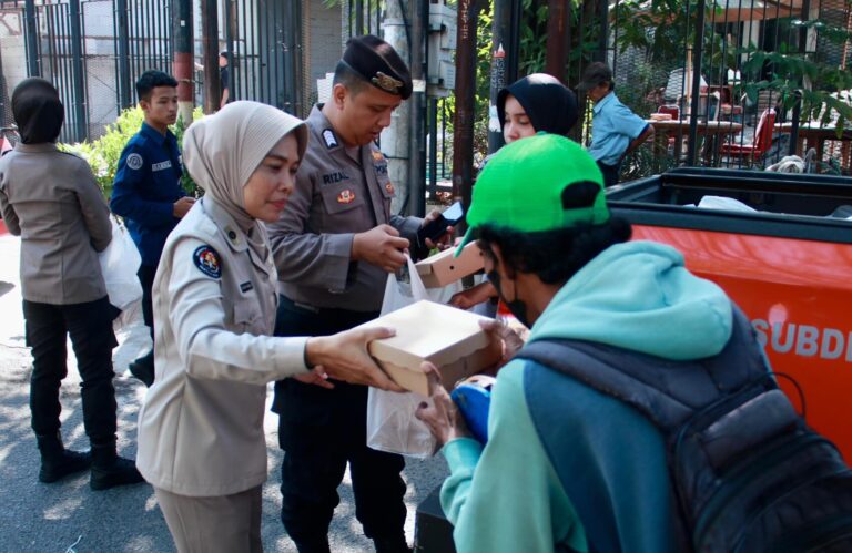 Jumat Berkah, Bidhumas Polda Jatim Berbagi Ratusan Nasi Kotak Gratis