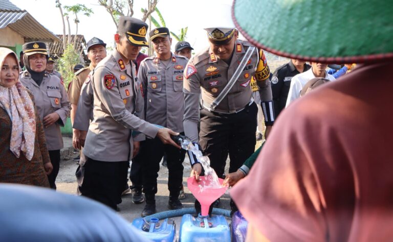 Polres Tuban Kembali Distribusikan Air Bersih Bantu Warga di Musim Kemarau