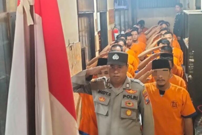 Momentum Hari Kemerdekaan RI ke-79 Tahanan Polresta Banyuwangi Peringati Detik- Detik Proklamasi dengan Khidmat