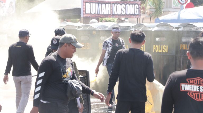 Simulasi Sispamkota Polres Ponorogo Peragakan Kerusuhan hingga Penculikan Saat Pilkada 2024