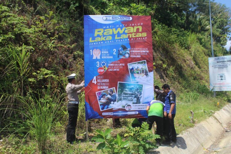 Cegah Kecelakaan Lalu Lintas, Polisi Pasang Baliho Peringatan di Jalur Wisata Trenggalek