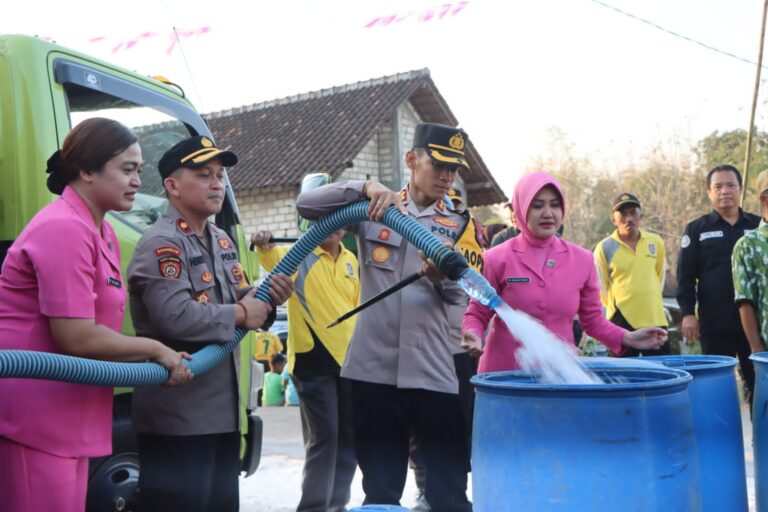 Lagi, Polres Tuban Beri Bantuan Air Bersih dan Sembako untuk Warga Terdampak Kemarau