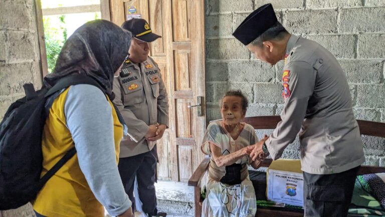 Peduli Sesama, Polisi Salurkan Bantuan untuk Warga Kedungwaru Tulungagung