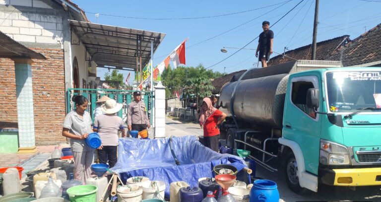 Polres Bojonegoro Kembali Salurkan Bantuan Air Bersih untuk Warga Desa Pejok