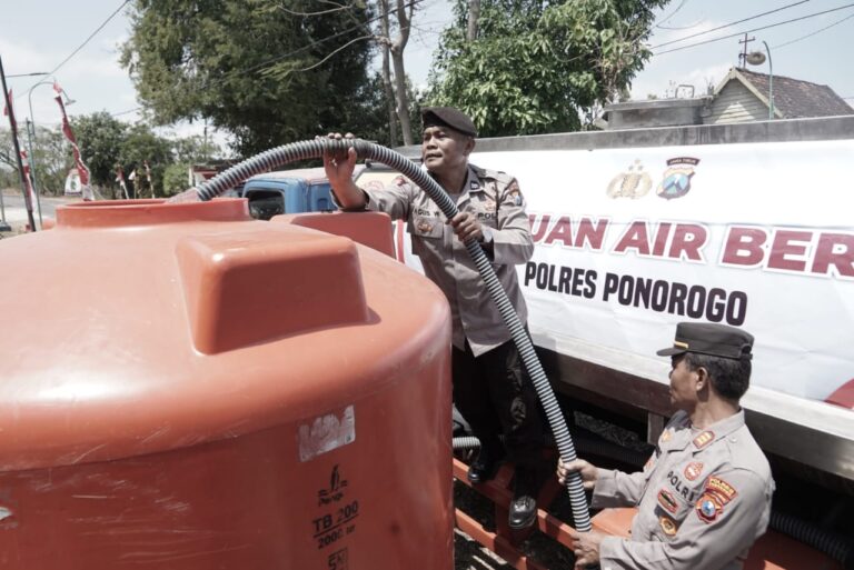 Polisi Beri Bantuan Air Bersih Untuk Ratusan Warga di 4 Desa Wilayah Ponorogo