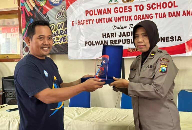 Cegah Tangkal Hoax dan Bullying Polwan Polres Jember Beri Edukasi Pelajar di Sekolah