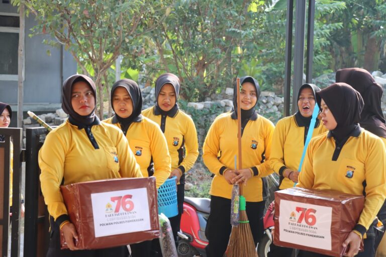 Sambut Hari Jadi ke-76, Polwan Polres Pamekasan Gelar Kerja Bakti Religi dan Bakti Sosial