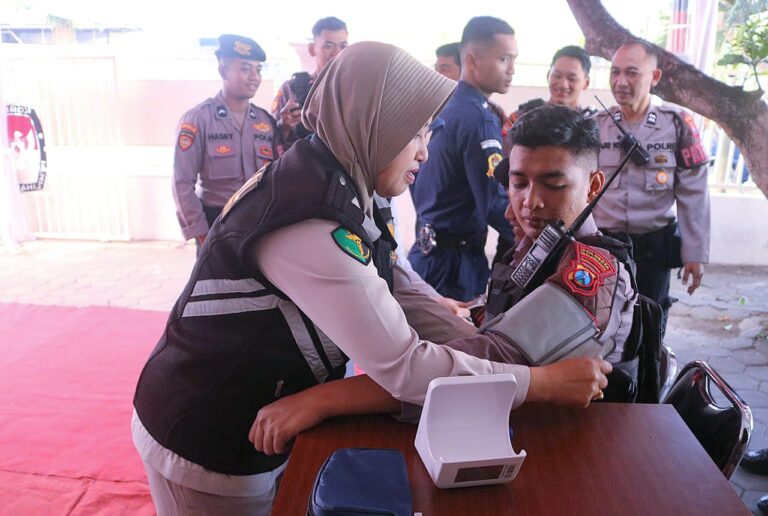 Dokkes Polresta Malang Kota Cek Kesehatan Anggota Ops Mantab Praja Semeru 2024 di KPU