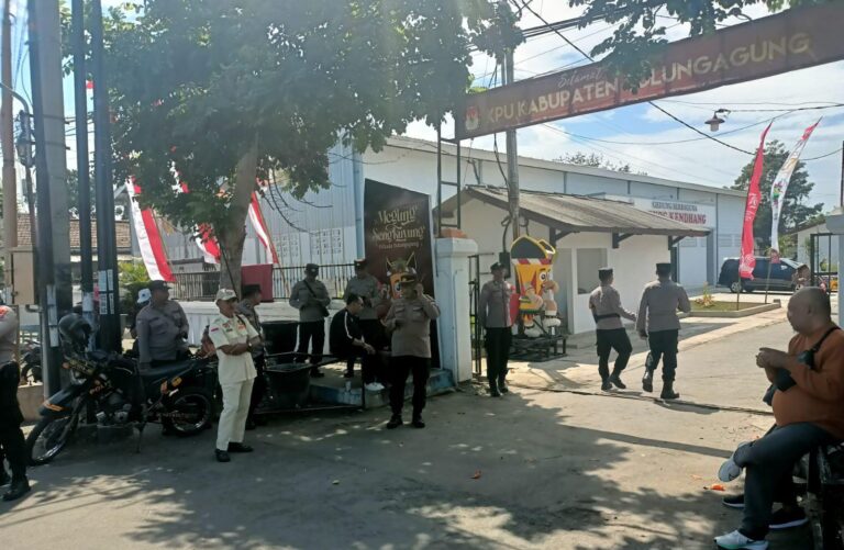 Polisi Pertebal Pengamanan di Kantor KPU, Pendaftaran Paslon Pilkada di Tulungagung Berlangsung Kondusif