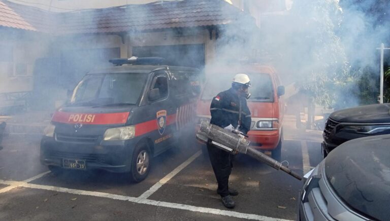 Dokkes Polresta Malang Kota Fogging, Antisipasi Penyakit Demi Pengamanan Maksimal Pilkada 2024