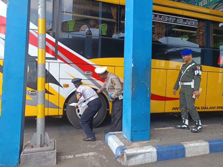 Sukseskan KTT IAF di Bali Personel Gabungan Polres Lumajang Patroli KRYD di Terminal Minak Koncar