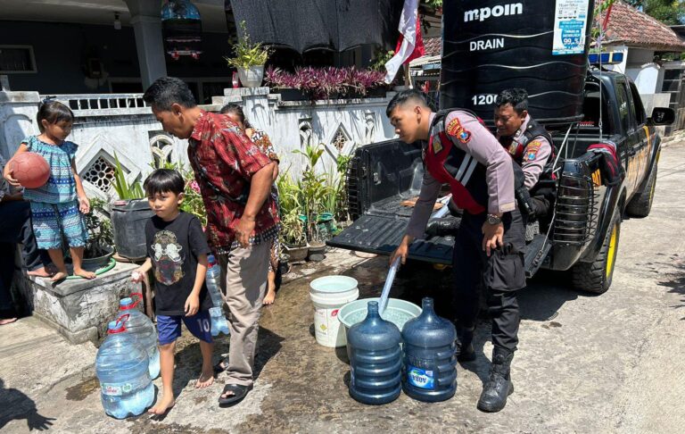 Polres Lumajang Penuhi Kebutuhan Air Bersih Warga Dampak Kemarau dengan Samapta Berbagi