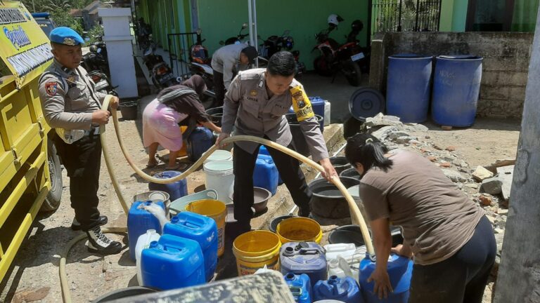 Polres Pacitan kembali Salurkan Bantuan Air Bersih untuk Warga Desa Klesem