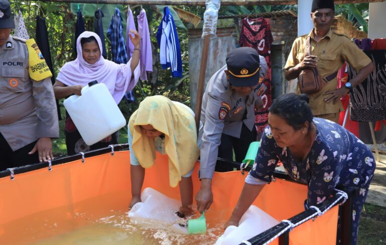 Polres Malang Salurkan Bantuan Air Bersih di Dua Desa