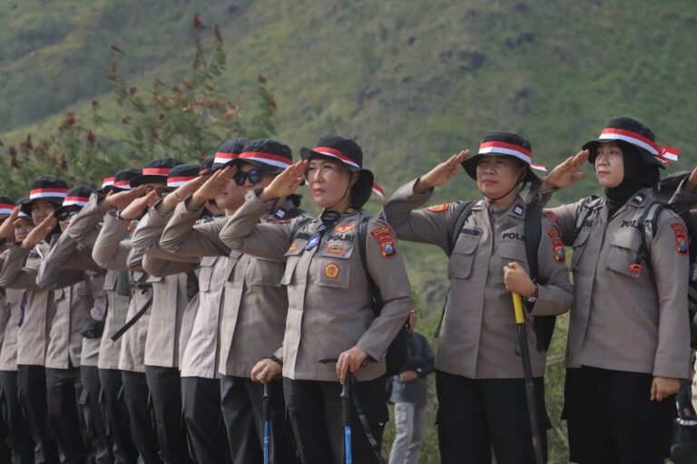 Hari Jadi ke -76 Polwan Polres Mojokerto Kibarkan Bendera Merah Putih di Puncak Gunung Pundak