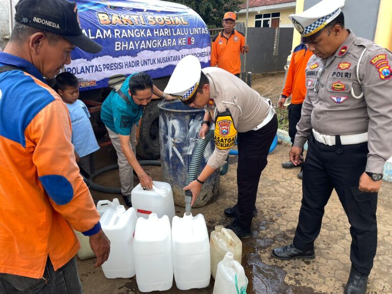 Harlantas Bhayangkara ke-69 Polres Probolinggo Gelar Baksos Salurkan Air Bersih ke Desa Branggah Lumbang