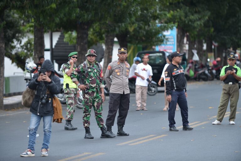 Polres Situbondo Kawal Kirab Maskot Pilkada 2024